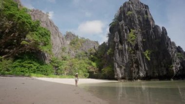 Güneş Işığı Altında Yürüyen Kadın Gizli Plajı