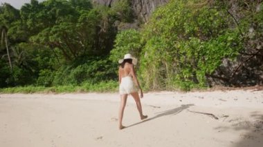 Güneş Şapkalı Kadın ve Şortlu Gizli Sahilde Yürüyen Kadın
