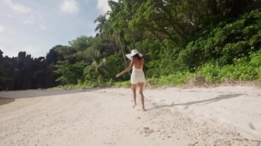 Güneş Şapkalı Kadın ve Şortlu Gizli Sahilde Yürüyen Kadın