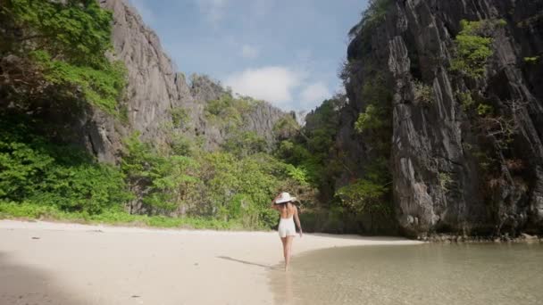 Kvinnan promenader längs solsken dolda stranden — Stockvideo