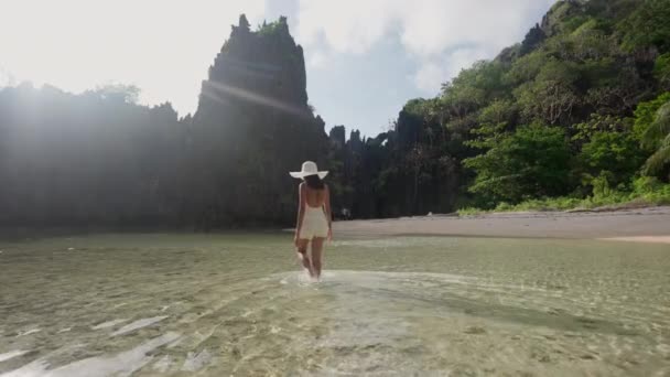 Woman Walking Along Sunlit Hidden Beach — Video Stock