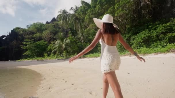 Mujer caminando a lo largo de playa oculta — Vídeos de Stock