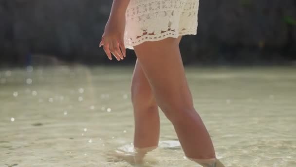 Mujer caminando en aguas poco profundas — Vídeo de stock