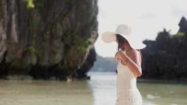 Gülen Kadın Güneş Şapkalı Saklı Sahilde Yürüyor