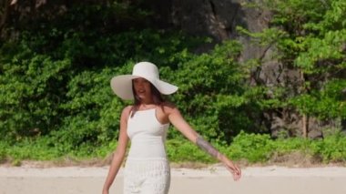 Gülen Kadın Güneş Şapkalı Saklı Sahilde Yürüyor