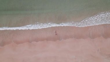 Bikinili Kadın Nacpan Sahilinde Sığ Suda Yatıyor