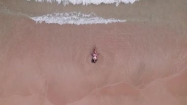 Bikinili Kadın Nacpan Sahilinde Sığ Suda Yatıyor