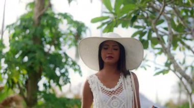 Nacpan Sahilinde Yürüyen Güneş Şapkalı Kadın