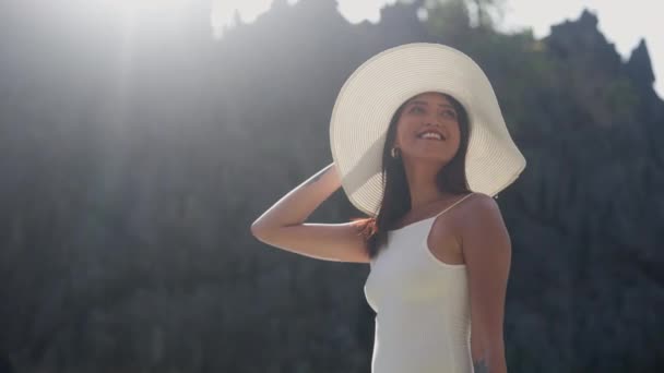 Woman In Hat Looking Up Under Glowing Sunlight — Stockvideo