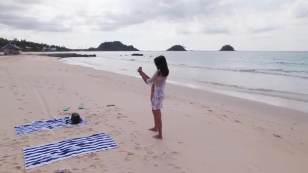Jeune femme en bikini prenant selfie avec smartphone — Video