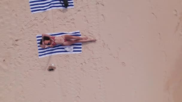 Drone Shot Ofwoman In Bikini Relaxing On Towel And Taking Selfie — Vídeo de Stock