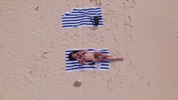 Drone Ofwoman In Bikini On Beach And Putting On Sunglasses — Vídeo de Stock