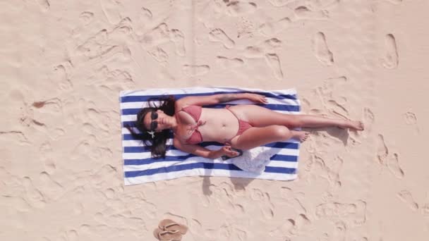 Drone Ofwoman På stranden i Bikini — Stockvideo