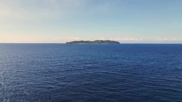 Voo de drone sobre o mar azul em direção à ilha de Palawan — Vídeo de Stock