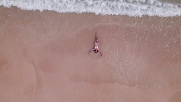 Woman In Bikini Lying In Shallow Tide On Nacpan Beach — Vídeo de stock