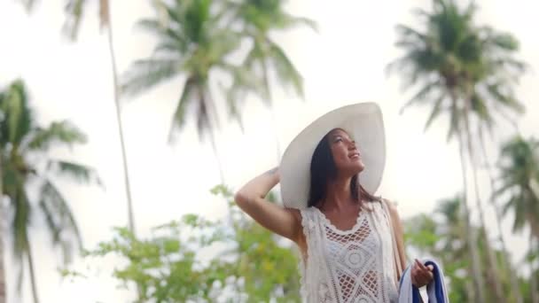 Woman In Sun Hat Walking Along On Nacpan Beach — Wideo stockowe