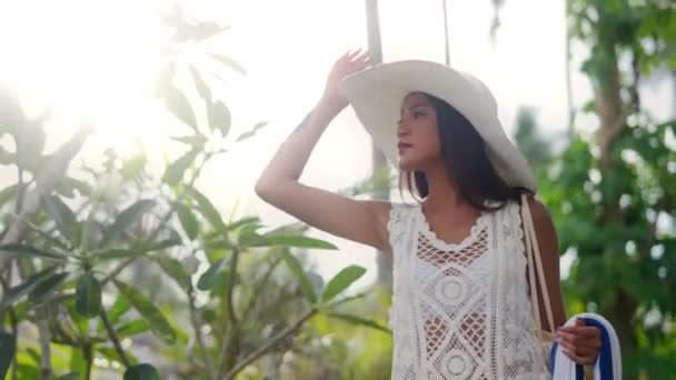Woman In Sun Hat Walking Along On Nacpan Beach — Wideo stockowe