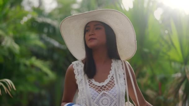 Νεαρή γυναίκα στον ήλιο καπέλο περπατώντας κατά μήκος στην παραλία Nacpan — Αρχείο Βίντεο