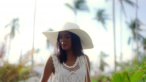 Γυναίκα στον ήλιο καπέλο περπατώντας κατά μήκος στην παραλία Nacpan — Αρχείο Βίντεο
