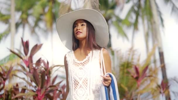 Χαμογελαστή γυναίκα με το καπέλο του ήλιου περπατώντας στην παραλία Nacpan — Αρχείο Βίντεο