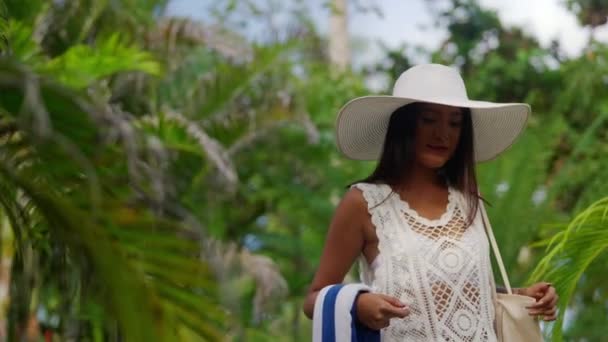 Woman In Sun Hat Walking Along On Nacpan Beach — Wideo stockowe