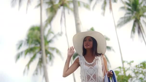 Woman In Sun Hat Walking Along On Nacpan Beach — Wideo stockowe