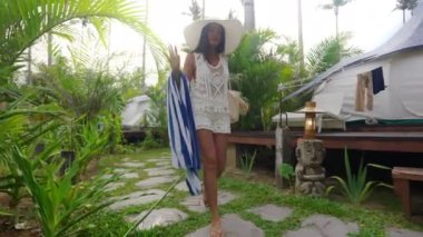 Güneşli Şapkalı Kadın Plaj Havlusuyla Yürüyor