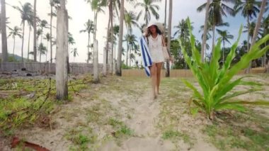 Nacpan Sahilinde Yürüyen Güneş Şapkalı Kadın