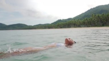 Bikinili Kadın Denizde Sırtüstü Yatıyor