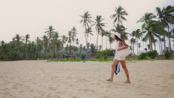 Woman In Sun Hat Walking On Nacpan Beach — Stock video