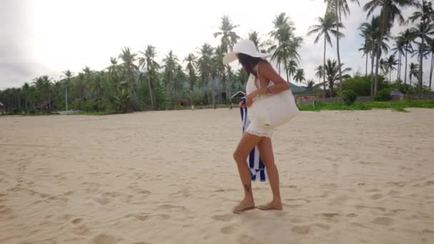 ナパンビーチを歩く太陽の帽子の女性 — ストック動画