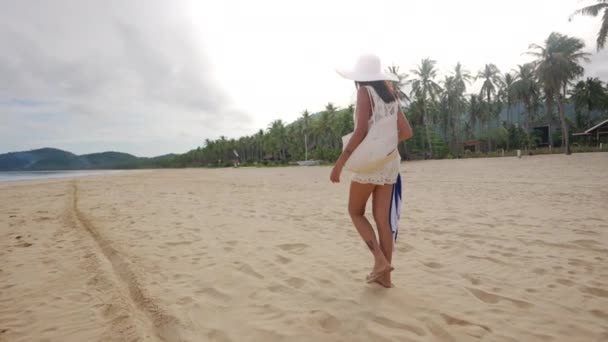 Woman In Sun Hat Walking On Nacpan Beach — Vídeos de Stock