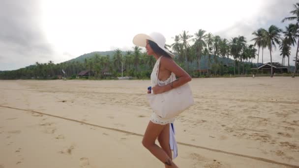 Жінка в сонцезахисті йде по пляжу Накпан — стокове відео