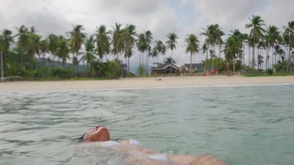 Bikinili Kadın Denizde Sırtüstü Yatıyor — Stok video