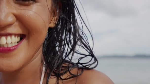 Женщина смеется перед камерой в Бикини на пляже — стоковое видео