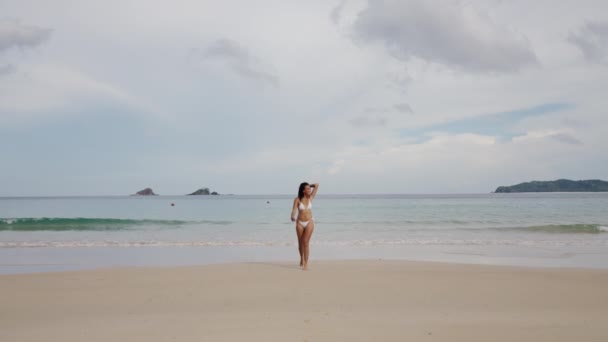 Kobieta w bikini Walking On Shore of Nacpan Beach — Wideo stockowe