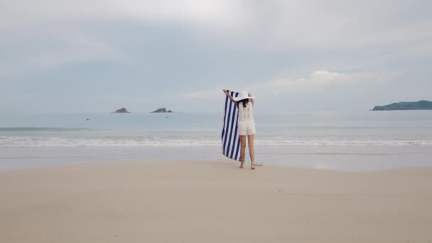 나판 해변을 향해 내리막길에 오른 젊은 여자 — 비디오