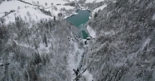 Беспилотник над покрытой снегом долиной с горами и рекой — стоковое видео