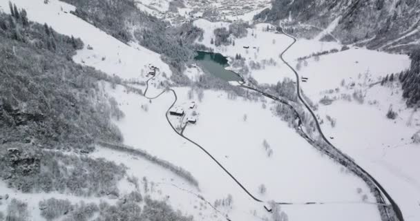Drone sulla valle innevata con montagne e fiume — Video Stock