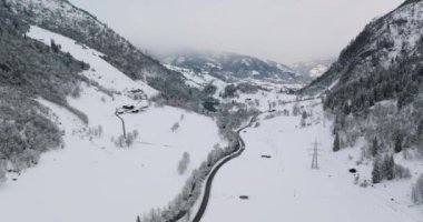 Karlı Vadi üzerindeki İHA Dağlar ve nehirlerle kaplıydı