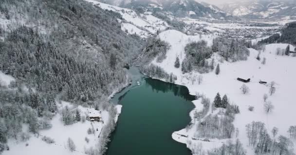 Dron přes zasněžené údolí a jezero Klammsee — Stock video