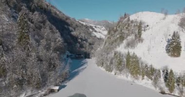 Donmuş Klammsee Gölü üzerindeki İHA Karlı Ormanlar Vadisi 'nde