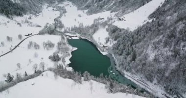Vadiden Yeşil Klammsee Gölü 'ne doğru İHA