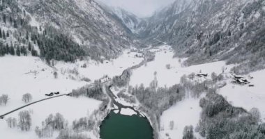 Klammsee Gölü 'yle kaplı karlı vadide İHA.