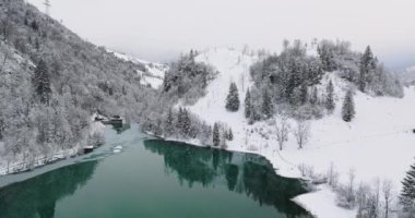 Klammsee Gölü 'nün Yansıtıcı Yeşil Suyundan İHA Yükseliyor