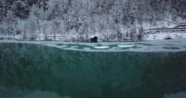 Drone sobre el agua verde reflectante del lago Klammsee — Vídeo de stock