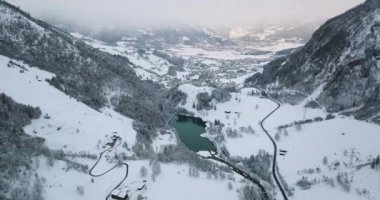 Klammsee Gölü üzerindeki İHA Kar Altındaki Vadi