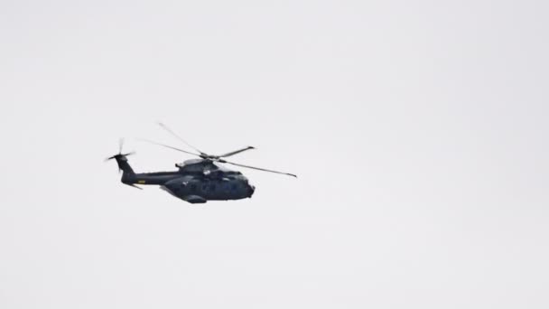 Agustawestland Aw101 Helikopter som flyger i grå himmel — Stockvideo