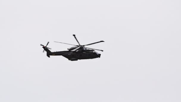 Agustawestland Aw101 Hubschrauber fliegt im grauen Himmel — Stockvideo