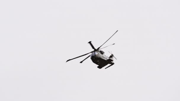 灰色の空を飛ぶAgustawestland Aw101ヘリコプター — ストック動画